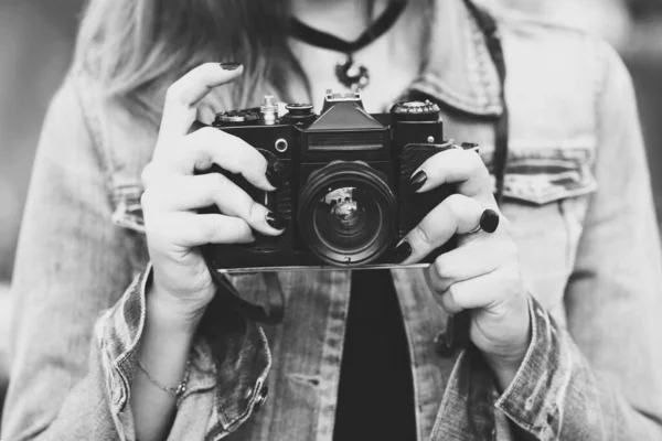 Junge Fotografin Läuft Jeansjacke Mit Alter Kamera Über Die Straße — Stockfoto