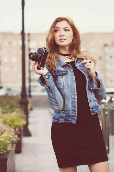 Jong Meisje Fotograaf Wandelen Langs Straat Een Jeans Jas Met — Stockfoto