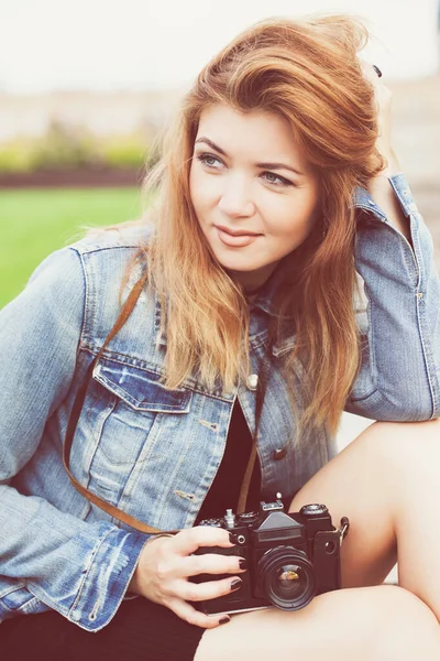 Jeune Fille Photographe Marchant Long Rue Dans Une Veste Jean — Photo