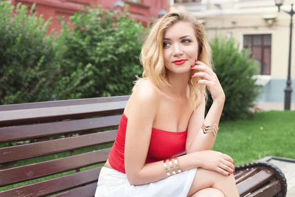 Jovem Menina Bonita Uma Saia Branca Top Vermelho Caminhando Parque — Fotografia de Stock