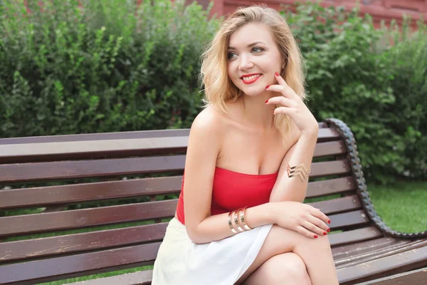 Jovem Menina Bonita Uma Saia Branca Top Vermelho Caminhando Parque — Fotografia de Stock