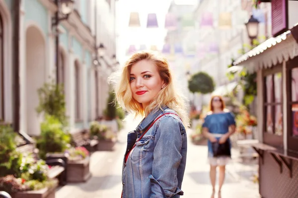 Jeune Belle Fille Dans Une Jupe Blanche Haut Rouge Promenade — Photo