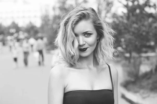 Young Beautiful Girl White Skirt Red Top Walking Park City — Stock Photo, Image