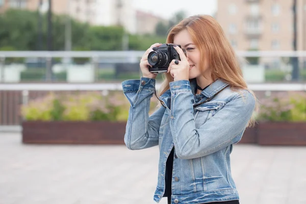 Młoda Fotograf Dziewczyna Spaceruje Ulicą Dżinsach Kurtka Starym Aparatem — Zdjęcie stockowe