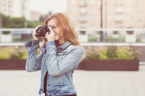 Sokakta Eski Bir Kamerayla Kot Ceketle Dolaşan Genç Bir Fotoğrafçı — Stok fotoğraf