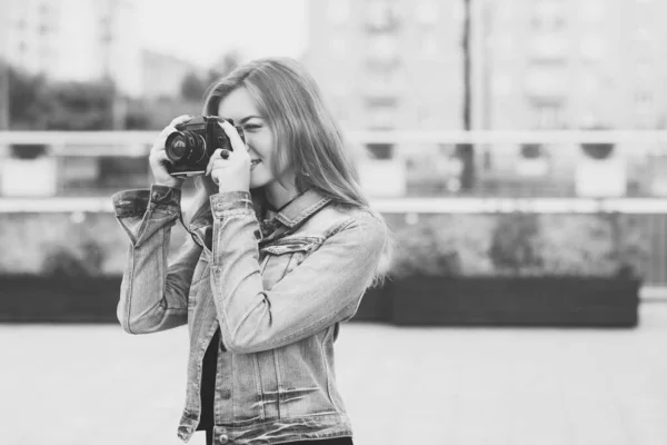 Joven Fotógrafa Caminando Por Calle Una Chaqueta Vaquera Con Una — Foto de Stock