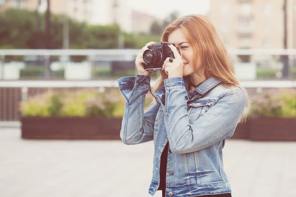 Joven Fotógrafa Caminando Por Calle Una Chaqueta Vaquera Con Una —  Fotos de Stock