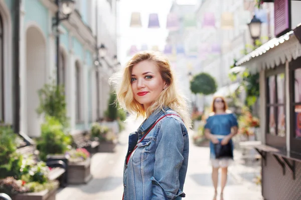 Jeune Belle Fille Dans Une Jupe Blanche Haut Rouge Promenade — Photo