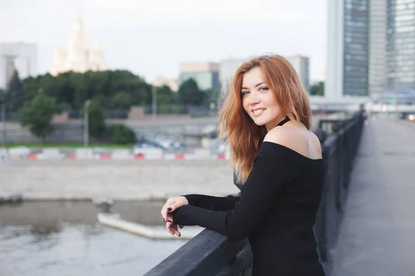 Uma Jovem Com Vestido Preto Apertado Está Andando Cidade Ponte — Fotografia de Stock