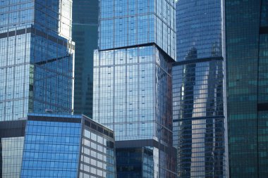 Ofis pencerelerindeki soyut arka plan. Cam ve beton.