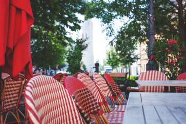Avrupa sokaklarında güzel sandalyeleri ve masaları olan bir kafe.