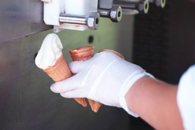 Küçük işletmeler dondurma yapıyor ve insanlara neşe veriyor.