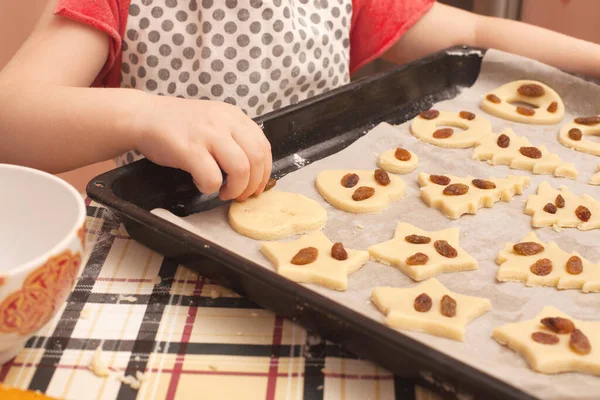 Biscoitos Caseiros Com Passas Mesa Formas Círculo Estrela Árvore Coração — Fotografia de Stock