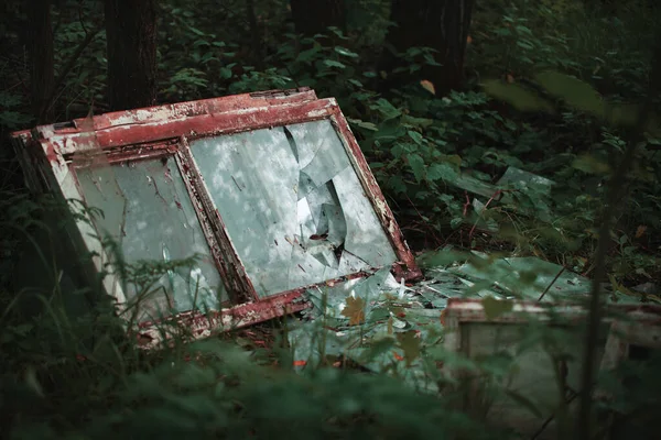 Porzucone Wybite Okna Lesie Zanieczyszczenie Środowiska Naturalnego — Zdjęcie stockowe