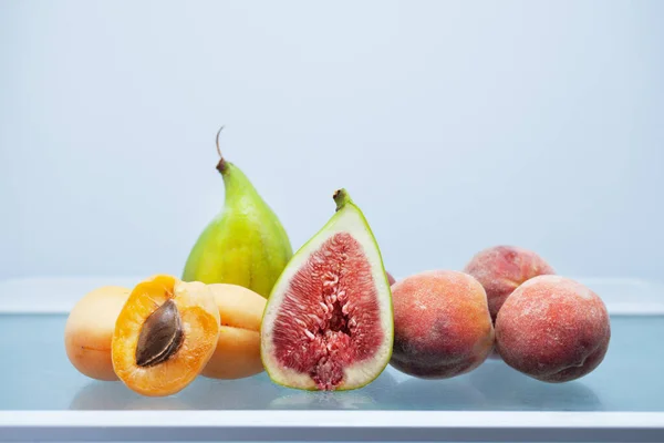 Lezzetli Meyveler Buzdolabının Rafında Duruyor — Stok fotoğraf