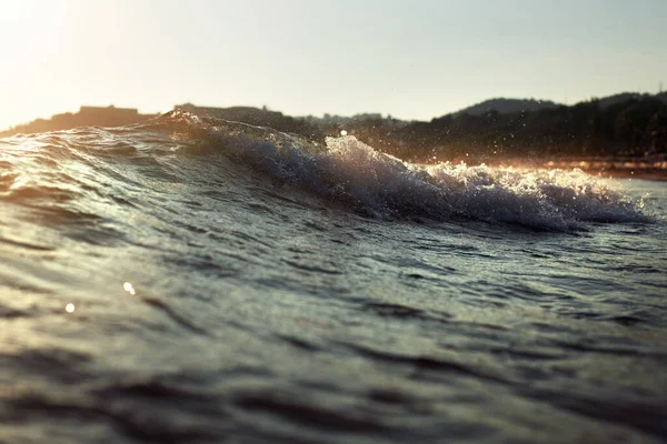 Wellen Mit Spritzern Und Highlights Der Untergehenden Sonne Schöne Und — Stockfoto