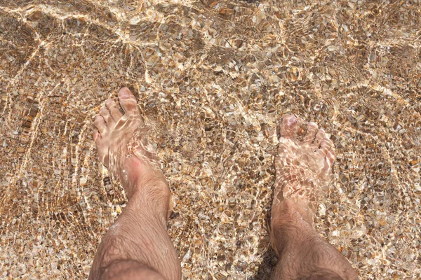 Männerfüße Sand Ruhe Und Meeresluft — Stockfoto