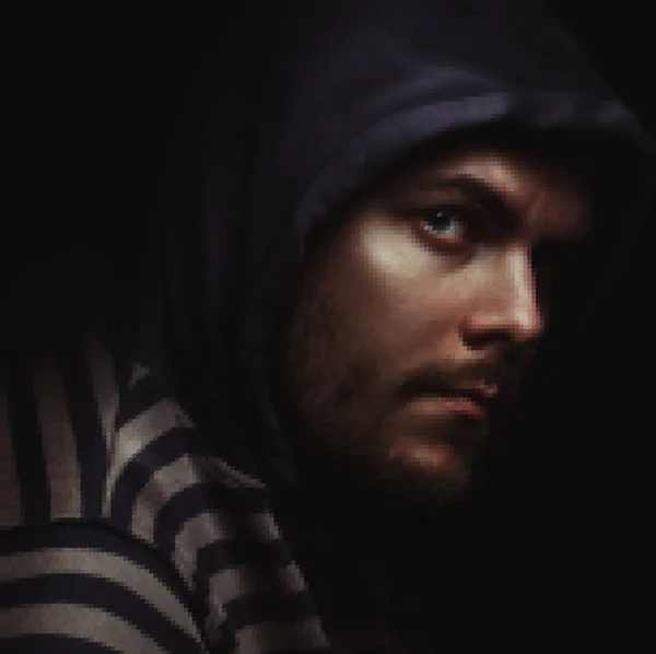 Portrait Dramatique Maléfique Homme Dans Une Capuche Sur Fond Noir — Image vectorielle