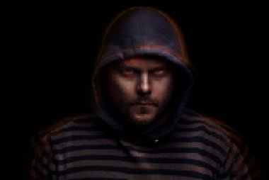 Siyah arka planda kapüşonlu bir adamın şeytani dramatik portresi. vektör