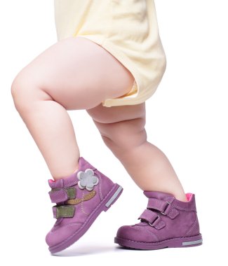 şık bebek bot içinde gider