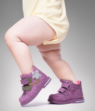 şık bebek bot içinde gider