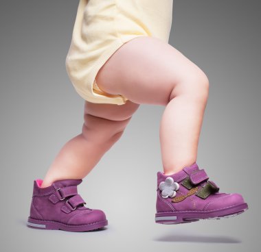 şık bebek bot içinde gider