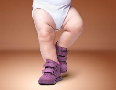 şık bebek bot içinde gider