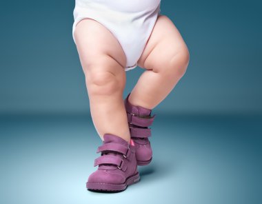 şık bebek bot içinde gider