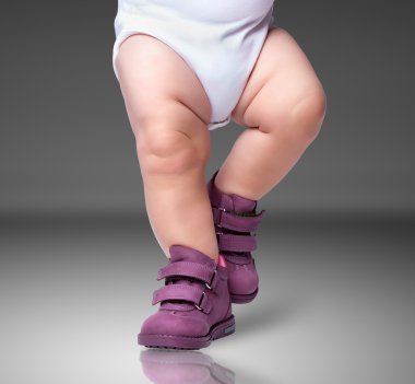 şık bebek bot içinde gider