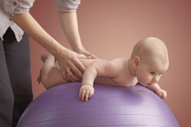 Kadın yapıyor onun bebek Masaj