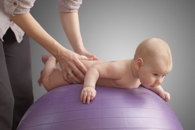 Kadın yapıyor onun bebek Masaj
