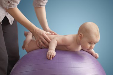 Kadın yapıyor onun bebek Masaj