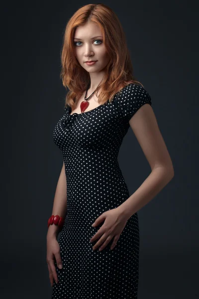 붉은 머리를 가진 아름 다운 젊은 여자의 초상화 — 스톡 사진
