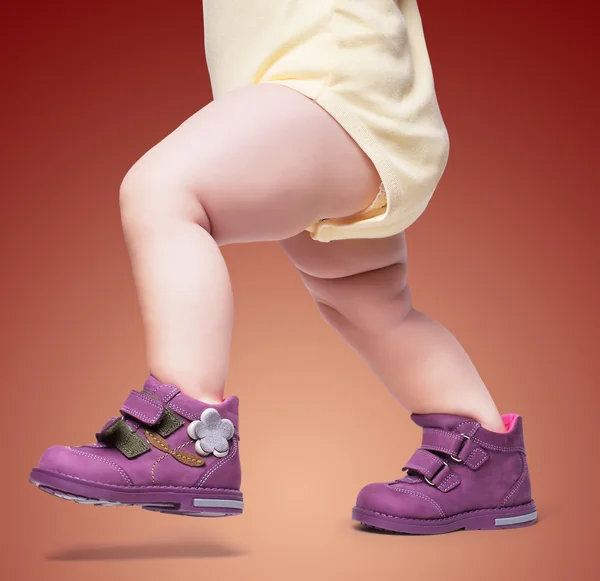 スタイリッシュな赤ちゃんは、ブーツ — ストック写真
