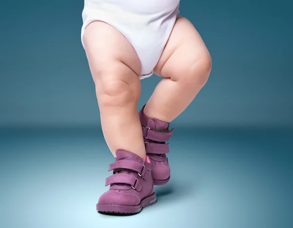 The stylish baby goes in boots — Stock Photo, Image