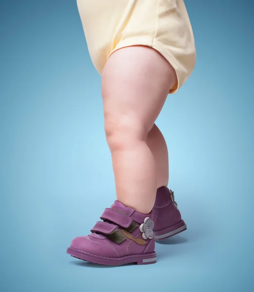 The stylish baby goes in boots — Stock Photo, Image