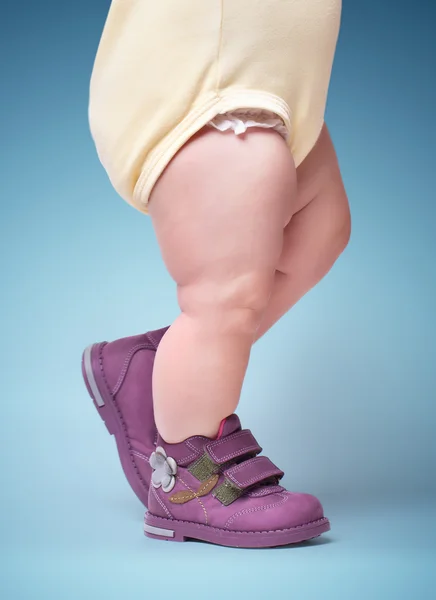 The stylish baby goes in boots. — Stock Photo, Image