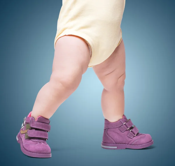 スタイリッシュな赤ちゃんは、ブーツ — ストック写真