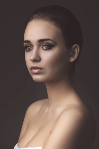 Studio porträtt av ung vacker flicka — Stockfoto