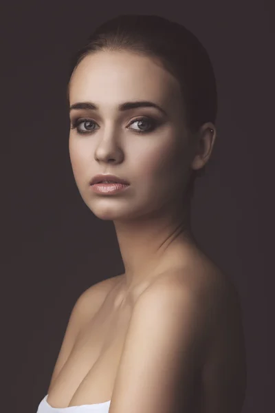 Studio portrait de jeune belle fille — Photo