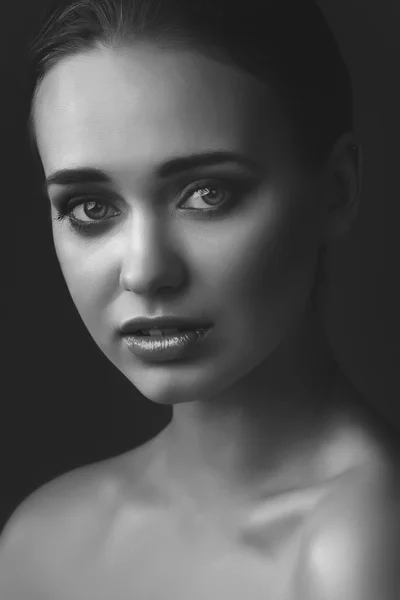 Studio porträtt av ung vacker flicka — Stockfoto