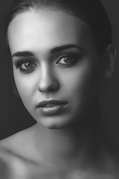 Retrato de estúdio de menina bonita jovem — Fotografia de Stock