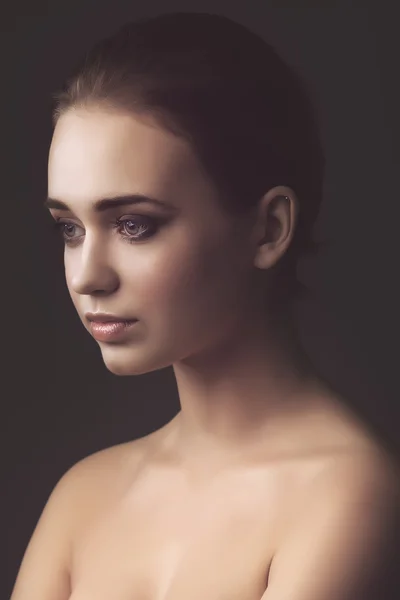 Studio portrait de jeune belle fille — Photo