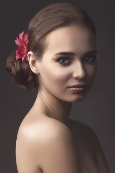 Studioporträt eines jungen schönen Mädchens — Stockfoto