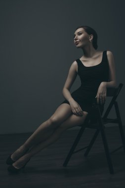 güzel bir kız stüdyoda teşkil etmektedir.