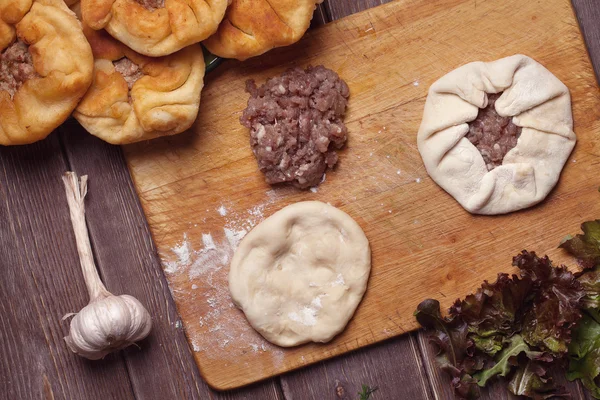 Домашні відкриті м'ясні пироги — стокове фото
