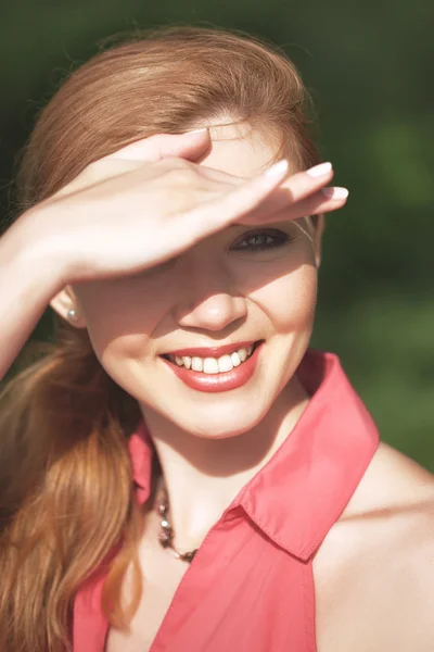 Fille dans le parc — Photo