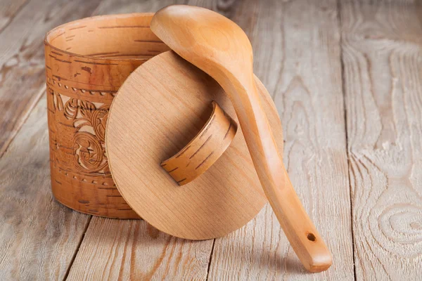 Wooden jar of bast and spoon — Stock Photo, Image