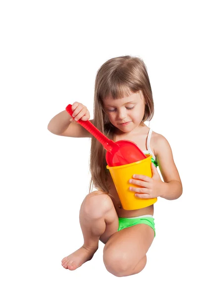 Chica joven con cubo de playa — Foto de Stock