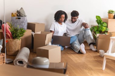 Yerde oturan çift kutularla çevrili.